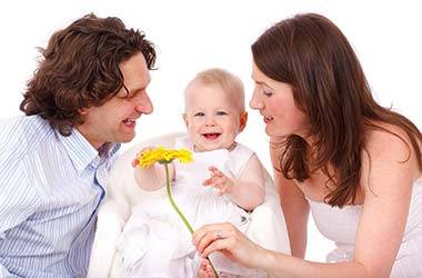 Glückliche Familie mit Baby